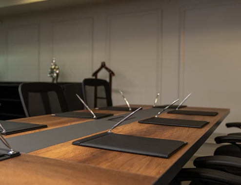 Stalline Meeting Table